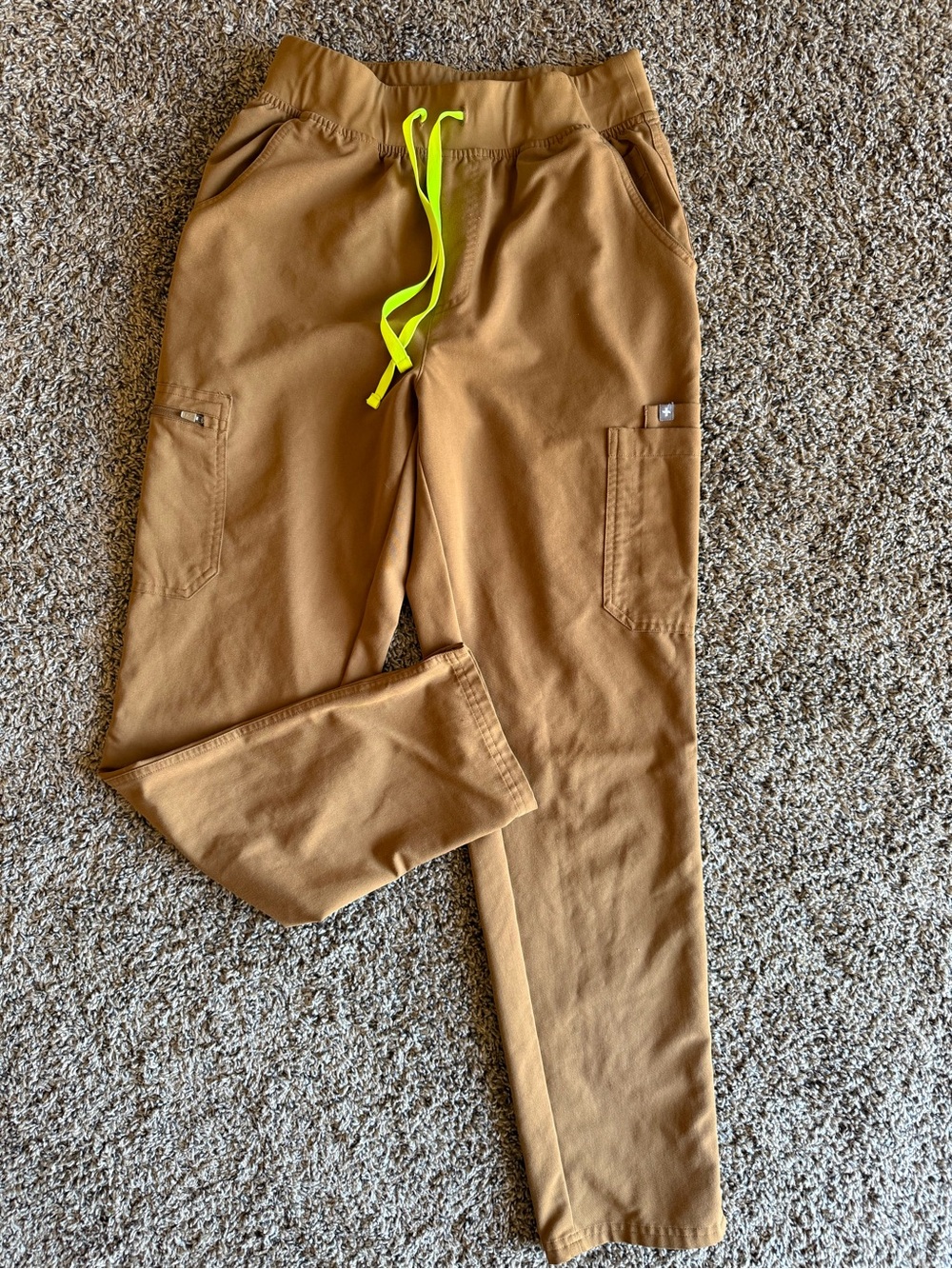 Figs Women’s Dowa Pants in EARTH